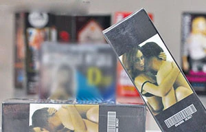 ‘Nước hoa kích dục’ rộn ràng chợ vùng biên