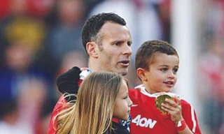 Barca tránh núi lửa, Giggs bị tố gạt tình