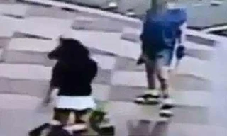 Trốn học, nữ sinh bị mẹ đánh tới tấp trước mặt nhiều người