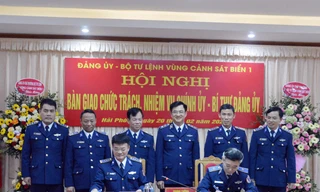 Trung tướng Hoàng Văn Đồng chứng kiến nội dung ký bàn giao chức trách, nhiệm vụ Chính ủy, Bí thư Đảng ủy Vùng Cảnh sát biển 1