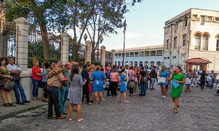 Người dân sơ tán khỏi các tòa nhà sau khi xảy ra động đất. Ảnh: Getty Images