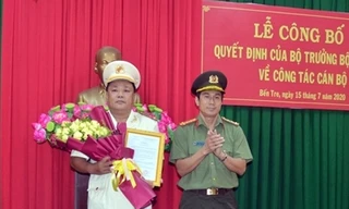 Đại tá Võ Hùng Minh trao quyết định và chúc mừng Thượng tá Võ Công Bình