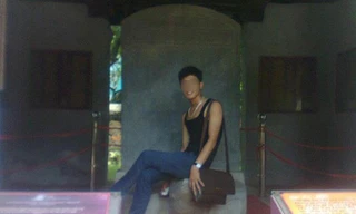 Nam thanh niên ngồi lên đầu rùa trong Văn Miếu