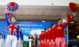 Áo dài Việt tung bay ở London