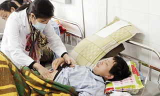 Bác sĩ đang khám cho bệnh nhân mắc bệnh giun xoắn. Ảnh: T.H