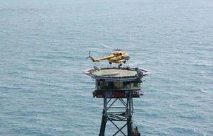 Trực thăng giàn khoan gãy cánh quạt, hai người bị thương