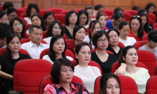 Đông đảo giáo viên và cán bộ giáo dục đến tham dự chương trình Hội nghị.