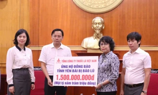 Vinataba trao kinh phí ủng hộ đồng bào vùng bão lũ tại nhiều địa phương 