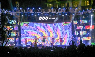 Hàng nghìn khán giả “phiêu” cùng Bảo Trâm, Anh Tú trong đêm nhạc tại FLC Sầm Sơn 