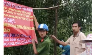 Gia đình bà Lúa treo băng rôn có nội dung kích động, sai sự thật. Ảnh: Nhật Tân.