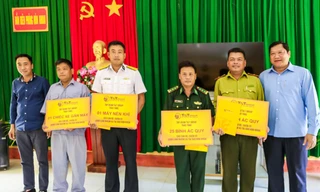 Lãnh đạo tỉnh Cà Mau và T&T Group thăm và tặng quà chiến sỹ trên đảo Hòn Khoai