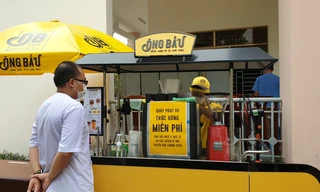 Một bác sĩ nam đang chờ được phục vụ cà phê Ông Bầu