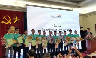 Lãnh đạo Bộ LĐ-TB&XH và Tổng cục Giáo dục Nghề nghiệp trao quyết định cho 10 Đại sứ kỹ năng nghề đầu tiên của Việt Nam. Ảnh: Phạm Thanh.