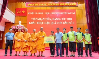 Mang đồng phục, đồ dùng học tập đến với học sinh vùng lũ