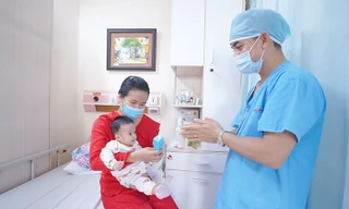 Chỉ ho và chảy nước mũi, bé 4 tháng tuổi biến chứng nặng phải nhập viện