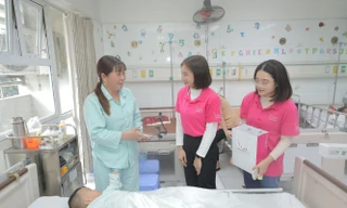 Đại sứ thiện nguyện giải chạy S-Race thăm các bệnh nhi cần phục hồi chức năng vận động