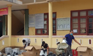 Cõng…loa lên núi cùng người dân phòng chống dịch COVID