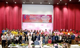 Ban Tổ chức, Ban Giám khảo và 12 đội thi chụp ảnh lưu niệm trong Vòng Chung kết cuộc thi Tài năng trẻ Logistics Việt Nam 2019