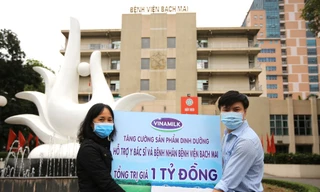 Bà Nguyễn Thị Minh Tâm – Giám đốc Chi nhánh Vinamilk tại Hà Nội trao tặng sản phẩm dinh dưỡng giá trị 1 tỷ đồng cho đại diện bệnh viện Bạch Mai