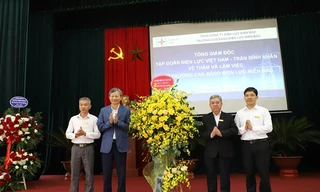 Tổng Giám đốc EVN tặng hoa chúc mừng các thầy, cô giáo trường Cao đẳng Điện lực miền Bắc nhân dịp kỷ niệm 38 năm ngày Nhà giáo Việt Nam
