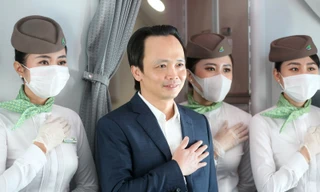 Chủ tịch Bamboo Airways xuất hiện tặng quà hành khách trước thềm Quốc khánh 2/9