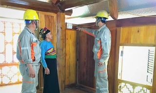 Nhân viên Điện lực Bá Thước hướng dẫn khách hàng sử dụng điện an toàn, tiết kiệm và hiệu quả 