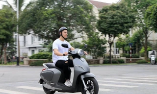 VinFast KlaraS hiện có giá bán lẻ 39,9 triệu đồng (chưa bao gồm pin), tương đương với một mẫu xe máy tay ga tầm trung.