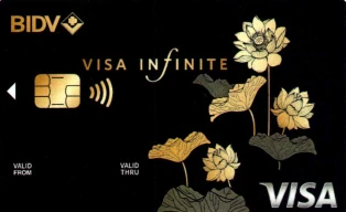 Chiếc thẻ có thiết kế sang trọng với các họa tiết tiết mạ vàng tinh tế