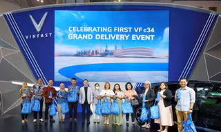 Vinfast bàn giao lô SUV điện VF E34 đầu tiên tại Indonesia