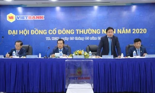 Chủ tọa đoàn tại cuộc họp ĐHCĐ Vietbank 2020 trả lời, giải đáp các câu hỏi của cổ đông