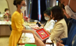 Toàn bộ nhân viên bán hàng của DOJI đều tuân thủ các quy định phòng chống dịch bệnh.