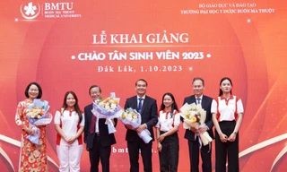 Sinh viên hạnh phúc nhận học bổng trong ngày khai giảng