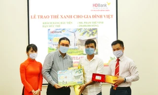 HDBank trao “Thẻ Xanh cho gia đình Việt” cho khách hàng đầu tiên tại TP.HCM