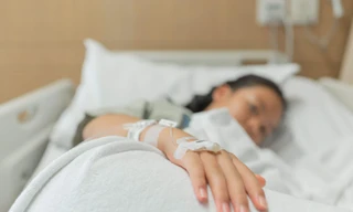 Thanh thiếu niên nhiễm bệnh có thể tử vong trong 24 giờ do não mô cầu chỉ từ những thói quen thường ngày