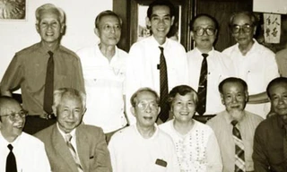 Ông Mười Hương (hàng đầu, thứ 3 từ trái sang) là chỉ huy của những huyền thoại tình báo như Phạm Xuân Ẩn, Vũ Ngọc Nhạ, Lê Hữu Thúy. Ảnh tư liệu: Tiền Phong