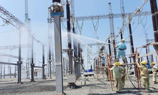 Công tác vệ sinh hotline cách điện trạm 500kV Duyên Hải