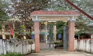 Nữ sinh lớp 4 bị “bỏ quên” nhiều giờ trong nhà vệ sinh, phụ huynh hoảng loạn