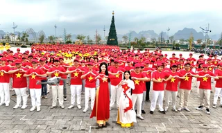 Hơn 500 thanh thiếu niên xếp hình bản đồ Việt Nam bên bờ vịnh Bái Tử Long