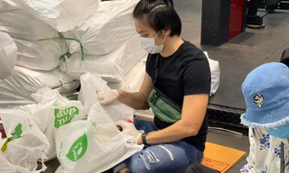 Sao Việt không ngại khó, cùng ‘siêu thị 0 đồng’ tiếp sức ‘vùng đỏ’