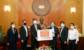 Đại diện CapitaLand Việt Nam trao chứng nhận tài trợ cho đại diện Ủy ban Trung ương Mặt trận Tổ quốc Việt Nam, Bộ Y tế vào ngày 7 tháng 4