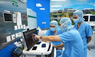 Thay cùng lúc 2 khớp gối dạng bản lề không cắt gân cơ, khôi phục vận động cho bệnh nhân Gout mất xương nặng