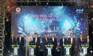 Pháo hoa rực sáng phố biển trong đêm khai mạc lễ hội hoa FLC Sầm Sơn 2021