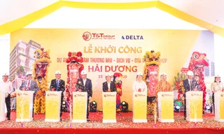Ông Đỗ Quang Hiển, Chủ tịch HĐQT kiêm TGĐ Tập đoàn T&T Group (đứng giữa) và các vị đại biểu bấm nút khởi công xây dựng dự án