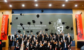 Xúc động khoảnh khắc tốt nghiệp đầu tiên của Swinburne Việt Nam