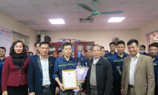 Tuyên dương gương "Người thợ mỏ - người chiến sỹ" ngay tại nhà giao ca sản xuất