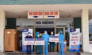 Vinaconex mua sắm và trao tặng trang thiết bị y tế hỗ trợ TP Đà Nẵng phòng chống dịch COVID - 19