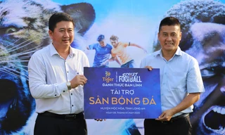 Ông Lâm Hòa Xứng, Chủ tịch UBND huyện Mộc Hóa tiếp nhận sân bóng từ nhà tài trợ