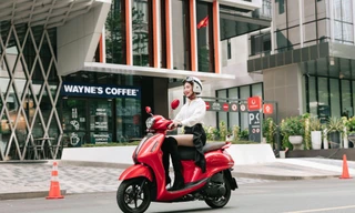 Bí quyết lái xe tay ga an toàn cho phái nữ mùa mưa dông