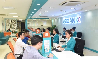 ABBank cung cấp khẩu trang miễn phí cho khách hàng đến giao dịch
