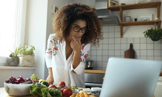 Học nấu nướng để yên tâm ở nhà. Nguồn ảnh: www.health.harvard.edu